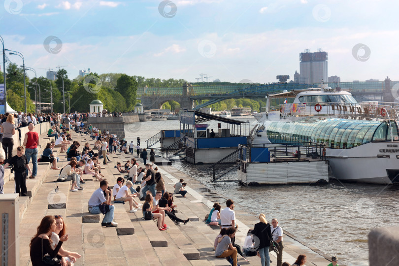 Скачать Люди отдыхают на берегу Москвы-реки в парке Горького. фотосток Ozero