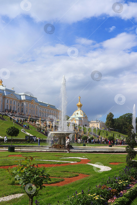 Скачать Россия, Санкт-Петербург, Петергоф, 4 июля 2018 года. На фото фонтан "Большой каскад" в Верхнем парке Государственного музея-заповедника "Петергоф" и люди, прогуливающиеся по парку фотосток Ozero