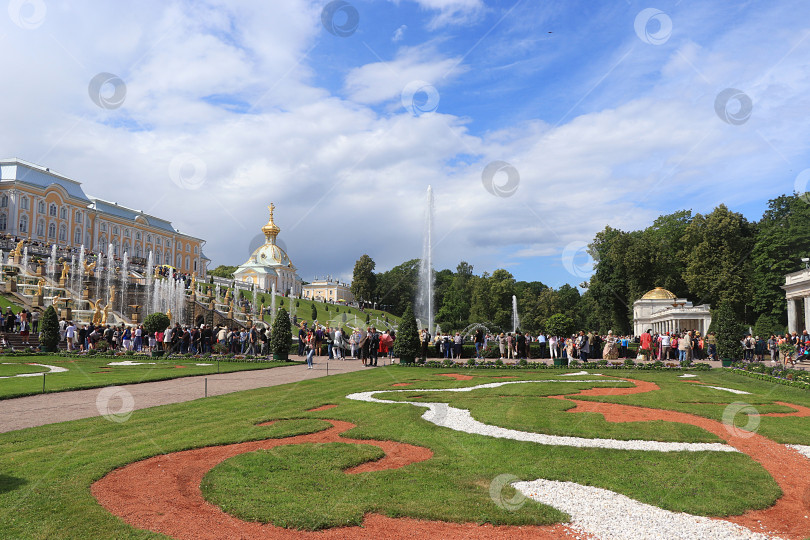 Скачать Россия, Санкт-Петербург, Петергоф, 4 июля 2018 года. На фото фонтан "Большой каскад" в Верхнем парке Государственного музея-заповедника "Петергоф" и люди, прогуливающиеся по парку фотосток Ozero