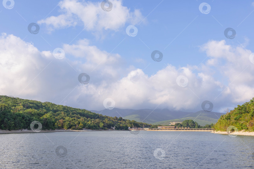 Скачать Озеро Сукко в Анапе с видом на горы. фотосток Ozero