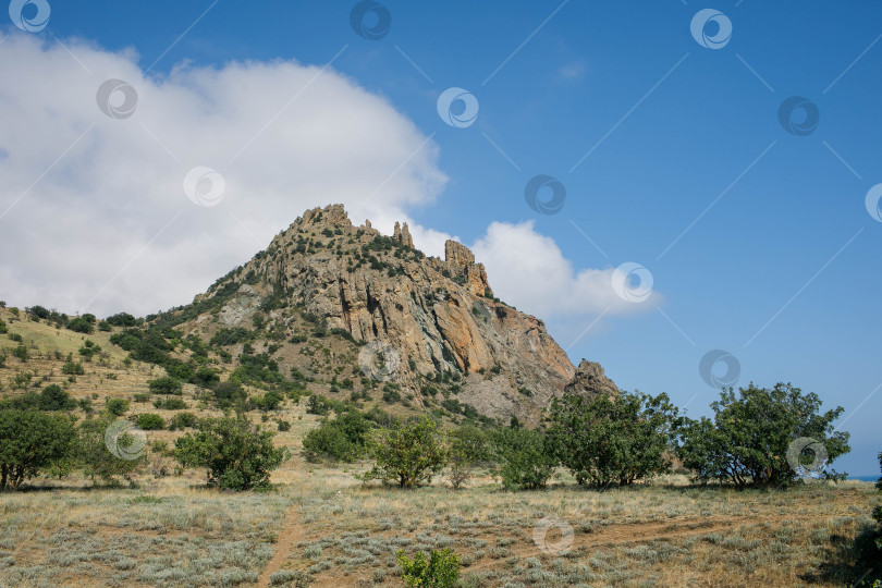 Скачать У подножия горы Карадаг в Крыму фотосток Ozero