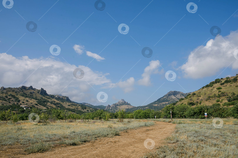 Скачать У подножия горы Карадаг в Крыму фотосток Ozero