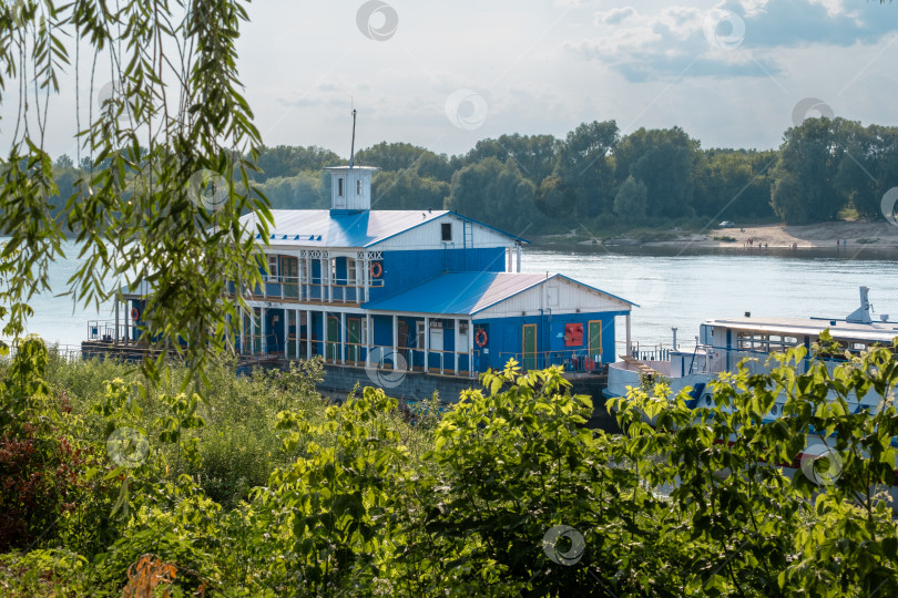 Скачать Павлово-на-Оке, Нижегородская область, Россия - 17.07.2024. Пристань с туристическим катером на реке Ока фотосток Ozero