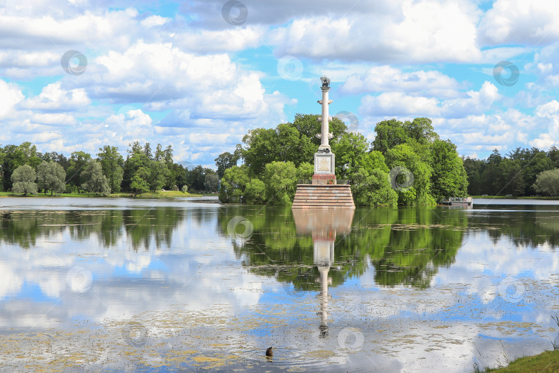 Скачать Россия, Санкт-Петербург, 10 июля 2020 года, Екатерининский парк. На фото Чесменская колонна на берегу озера в центральной части Екатерининского парка в городе Пушкине. фотосток Ozero