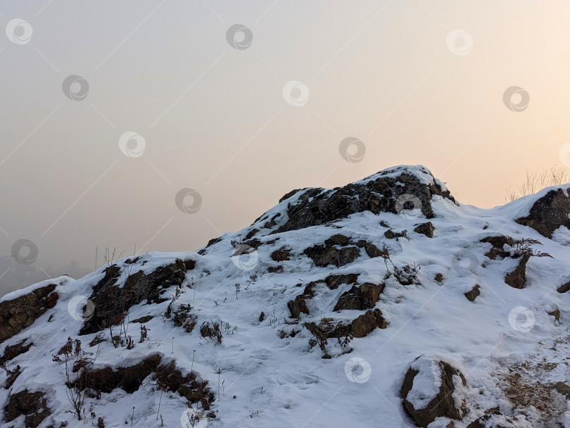 Скачать Заснеженная гора на фоне утреннего неба фотосток Ozero