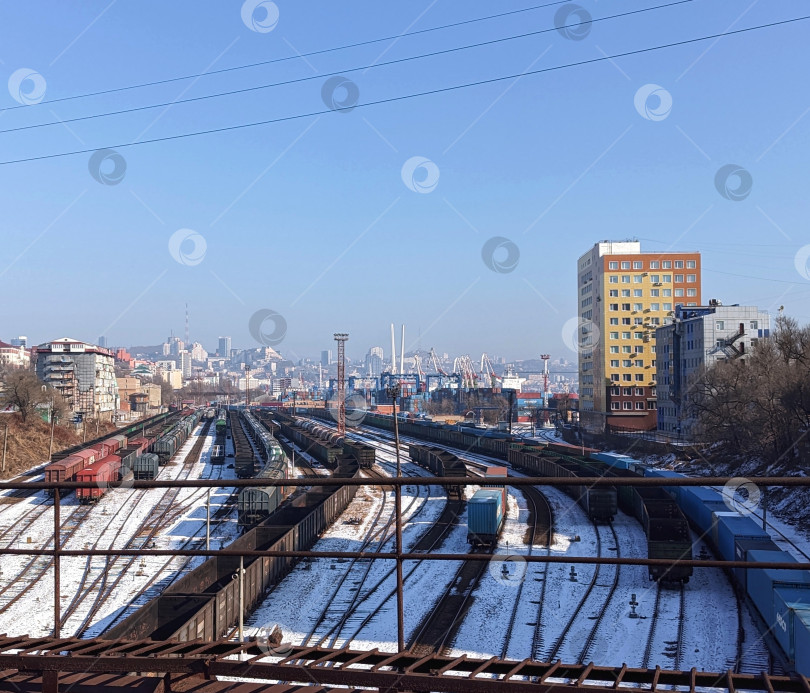 Скачать Железнодорожные пути с поездами после снегопада фотосток Ozero