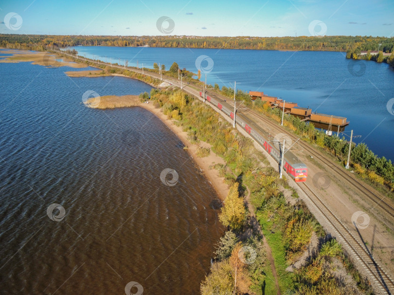 Скачать Электричка на перешейке  в Кавголово, вид с высоты. фотосток Ozero