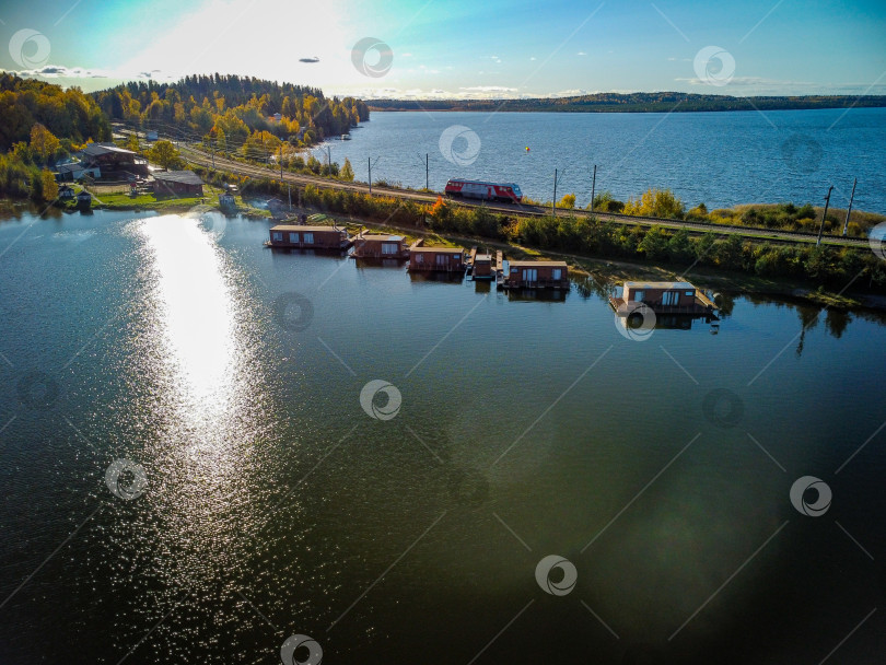 Скачать Поезд на перешейке в Кавголово, вид с воды. фотосток Ozero