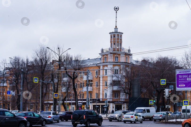 Скачать Городской пейзаж. Здание с башенкой и шпилем. Воронеж фотосток Ozero