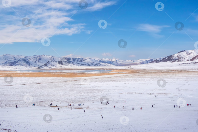 Скачать люди и горы, группа людей вдалеке фотосток Ozero