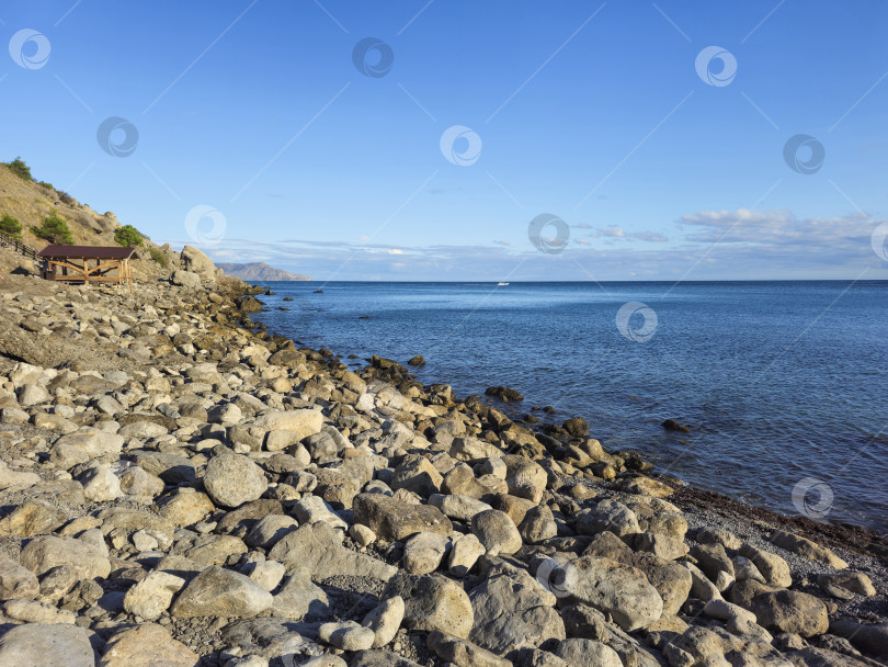 Скачать Каменистый пляж в Крыму. фотосток Ozero