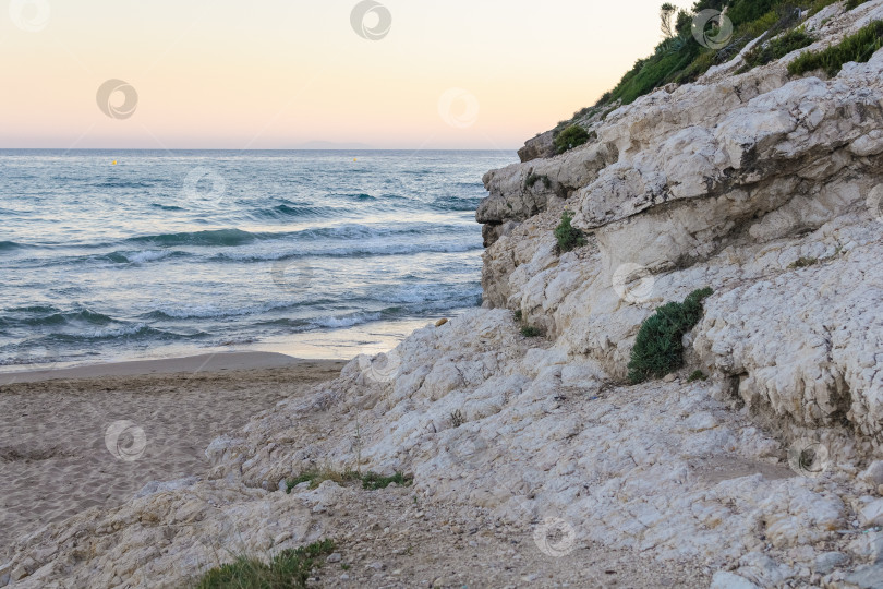 Скачать Скалы на берегу моря фотосток Ozero