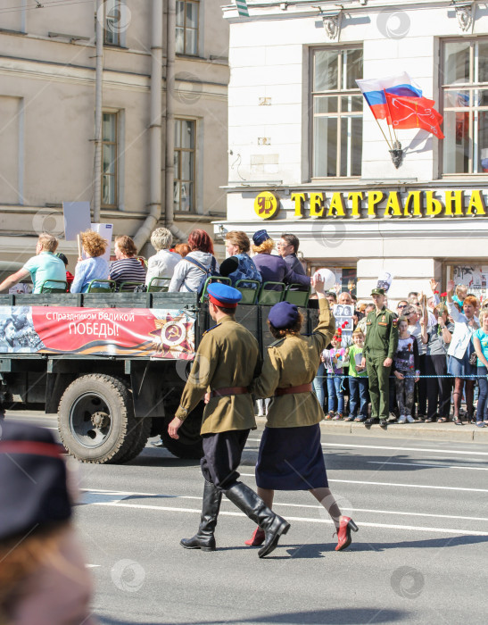 Скачать Пара в одежде военных лет. фотосток Ozero