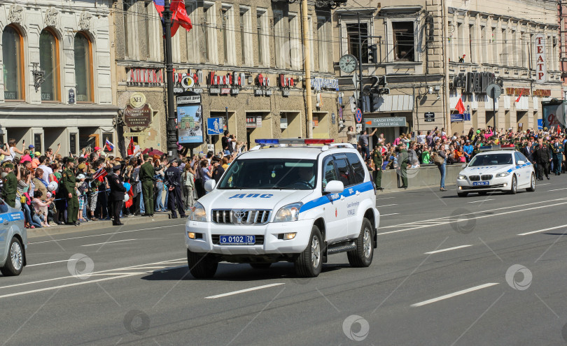 Скачать Полицейский джип на проспекте. фотосток Ozero