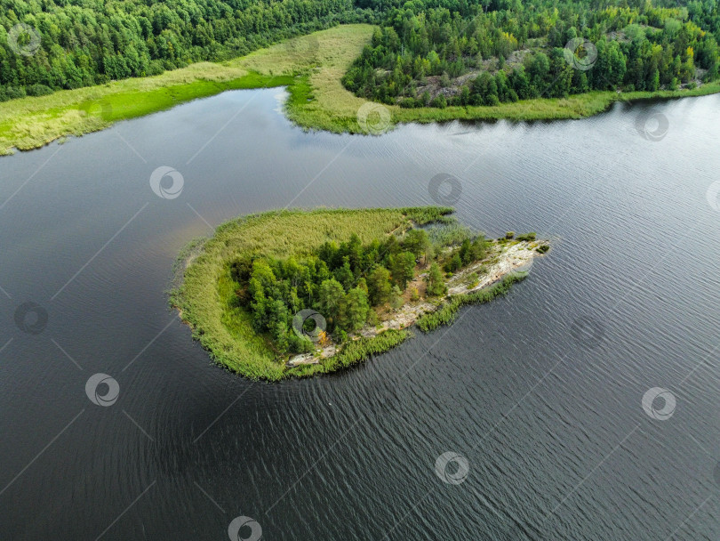 Скачать Остров в Карелии, Ладожское озеро, вид с высоты. фотосток Ozero