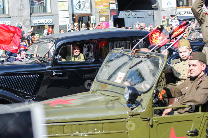 Скачать Люди в кабинах военных машин. фотосток Ozero