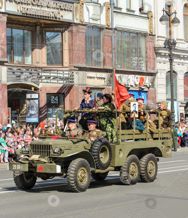 Скачать Люди в старом военном грузовике. фотосток Ozero