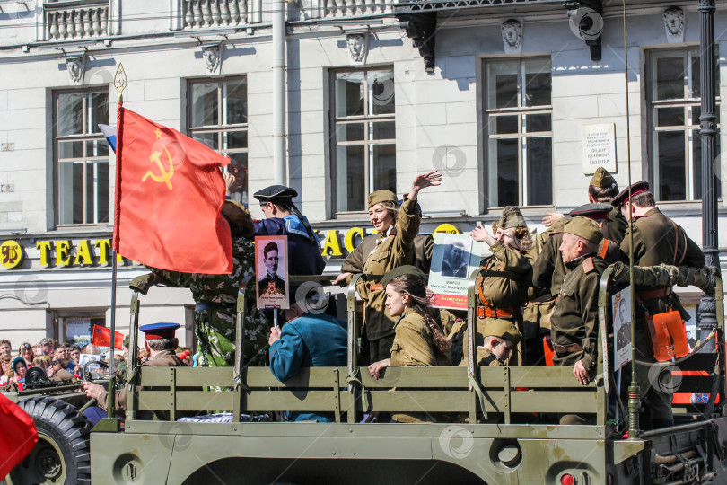 Скачать Люди в военной форме в грузовике. фотосток Ozero