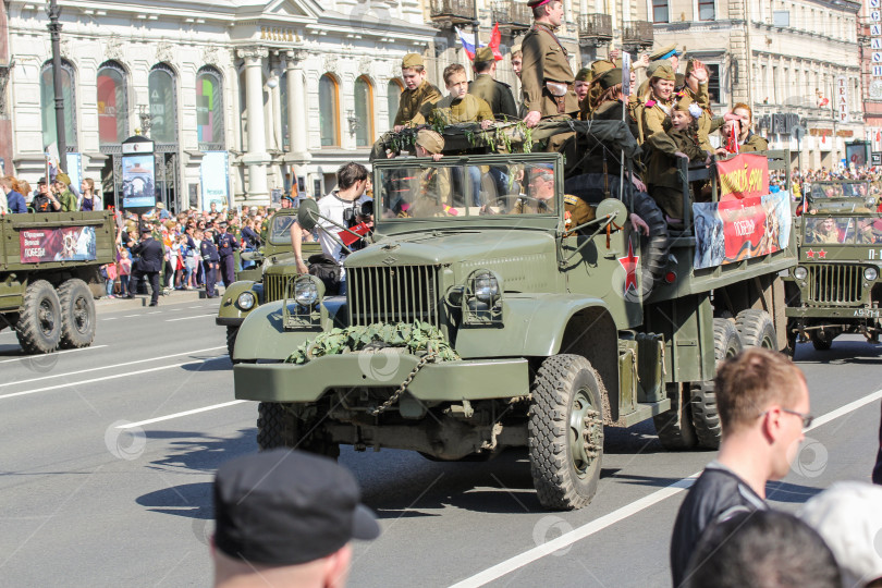 Скачать Тяжелый военный грузовик с людьми. фотосток Ozero