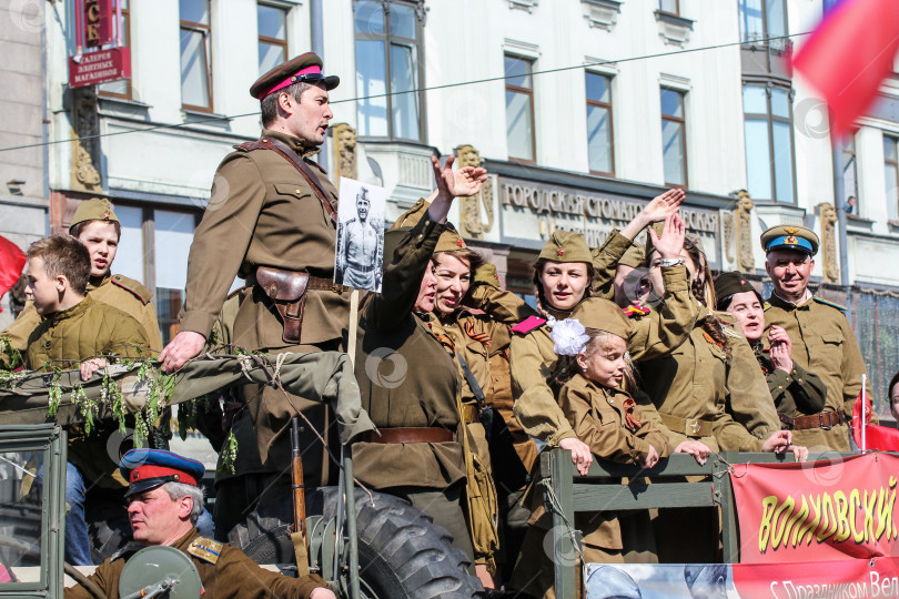 Скачать Люди в военной форме в память об акциях. фотосток Ozero