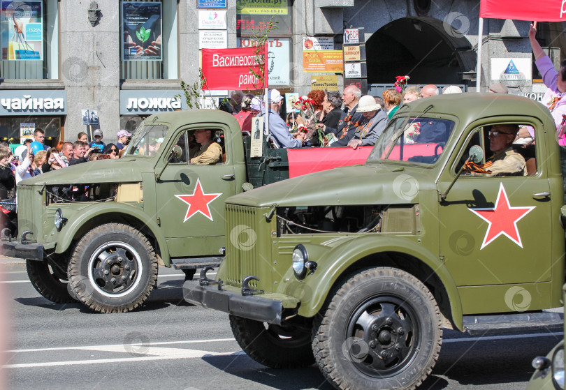 Скачать Военные машины с людьми. фотосток Ozero