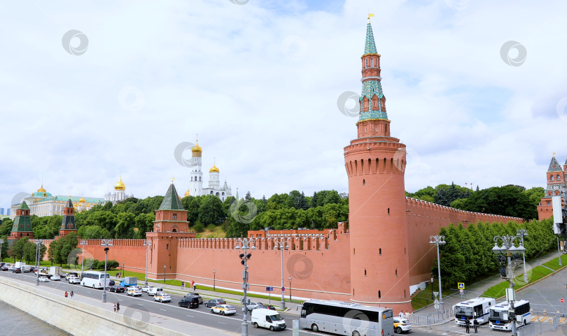 Скачать Россия. Июнь 2024. Транспортные пробки на Кремлевской набережной. Такси. Скорая.  ОМОН фотосток Ozero