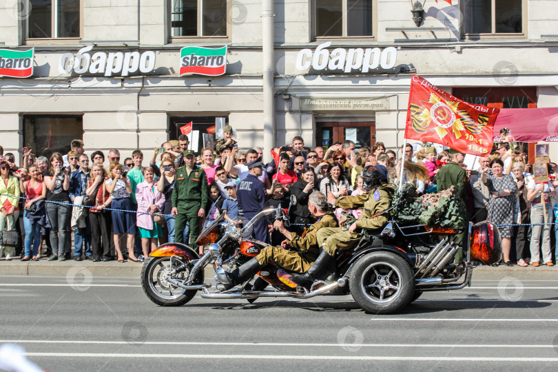 Скачать Военный на трехколесном велосипеде. фотосток Ozero