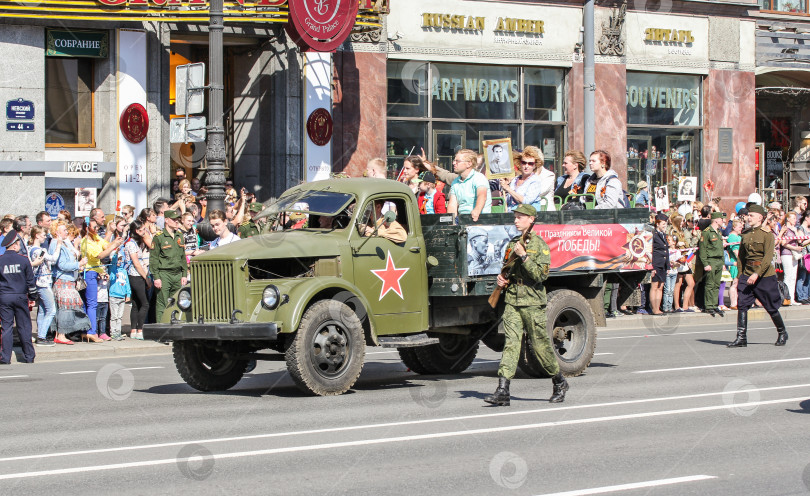 Скачать Военный грузовик с людьми. фотосток Ozero