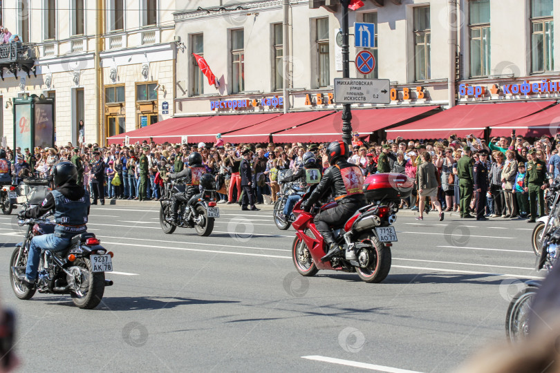 Скачать Байкеры на проспекте города. фотосток Ozero