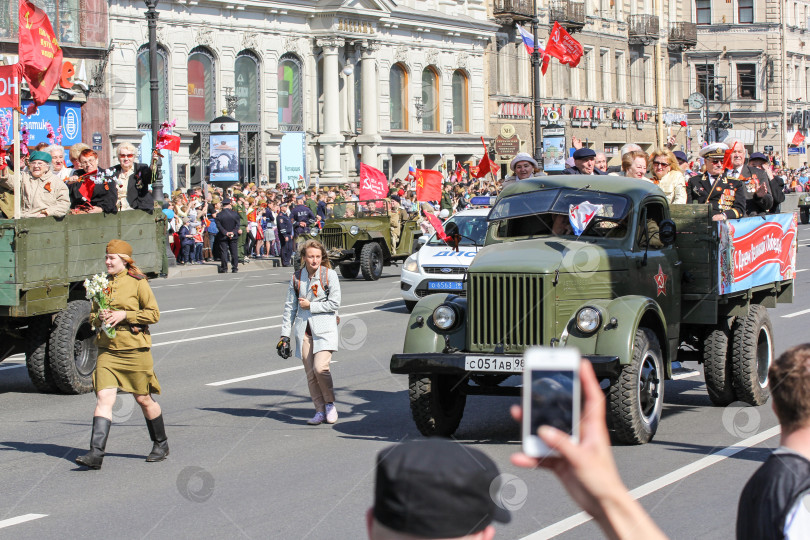 Скачать Солдаты и машины Второй мировой войны в "Бессмертном полку". фотосток Ozero