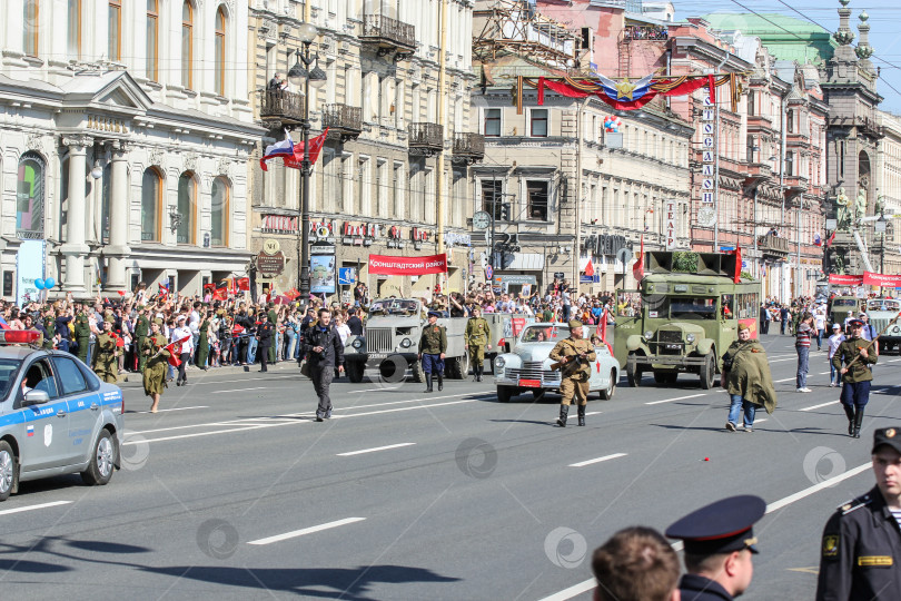 Скачать Старинные автомобили в акции "Бессмертный полк". фотосток Ozero