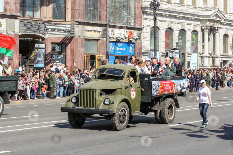 Скачать Люди в кузове грузовика. фотосток Ozero