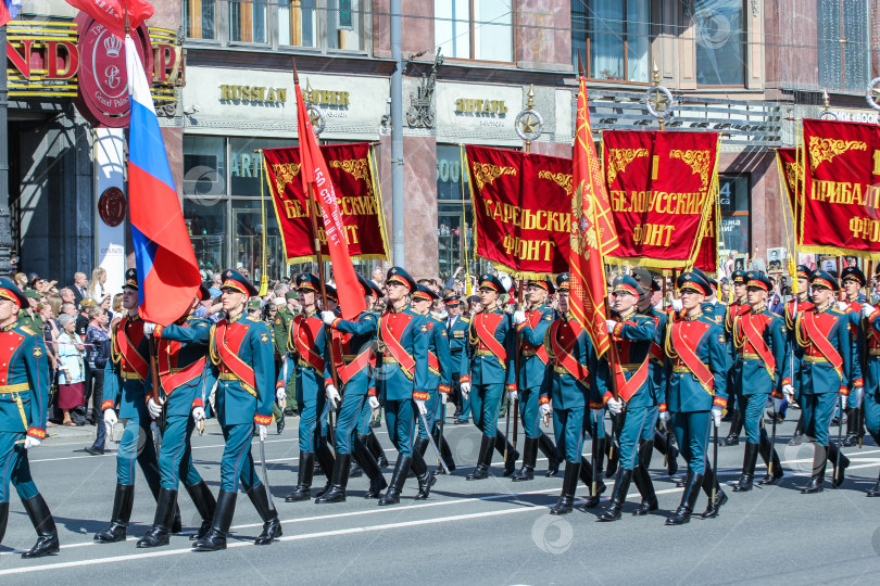 Скачать Парад военных флагов и красных знамен. фотосток Ozero