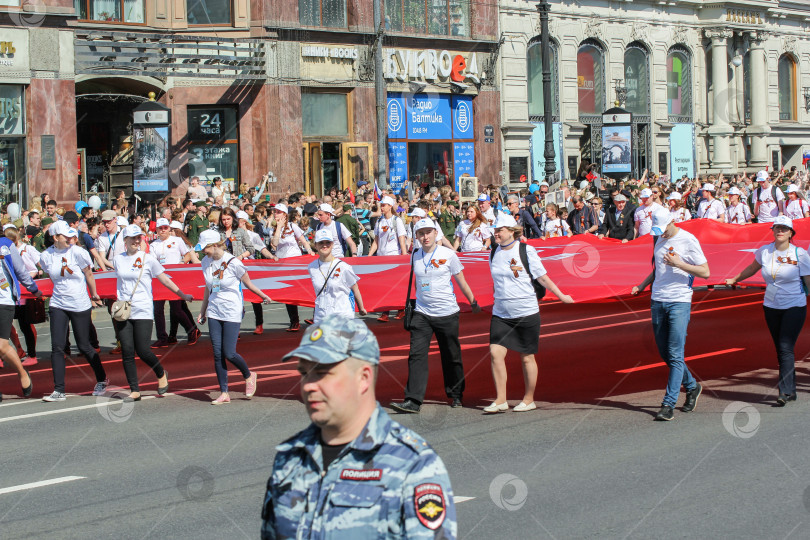 Скачать Люди, несущие флаг победы. фотосток Ozero