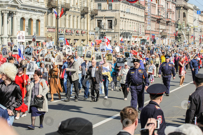 Скачать Люди в колонне бессмертного полка. фотосток Ozero