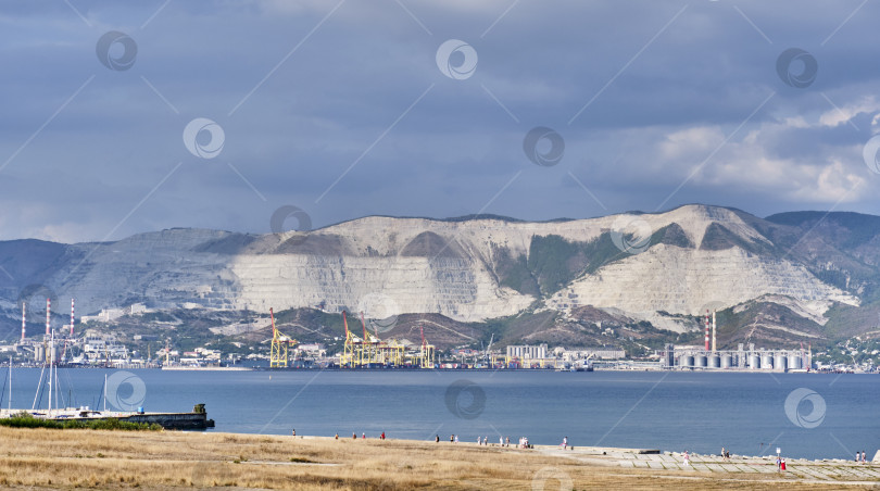 Скачать Портовая зона и горный хребет Маркотх, Новороссийск, Россия фотосток Ozero