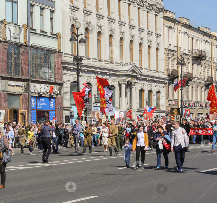 Скачать Люди в форме с красным флагом. фотосток Ozero