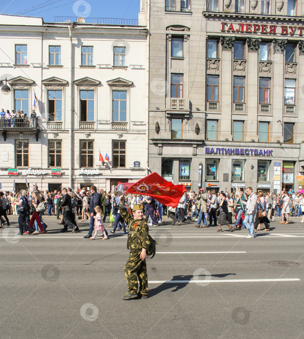 Скачать Подросток с флагом в руке. фотосток Ozero