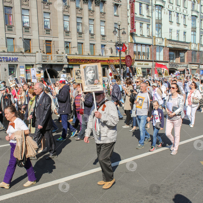 Скачать Пожилые люди, взрослые и дети в колонне. фотосток Ozero