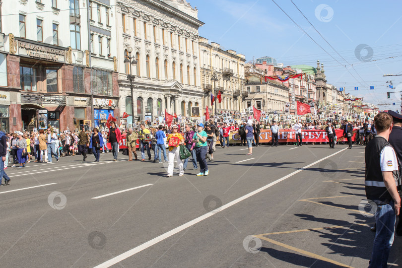 Скачать Шеренга людей с транспарантом. фотосток Ozero