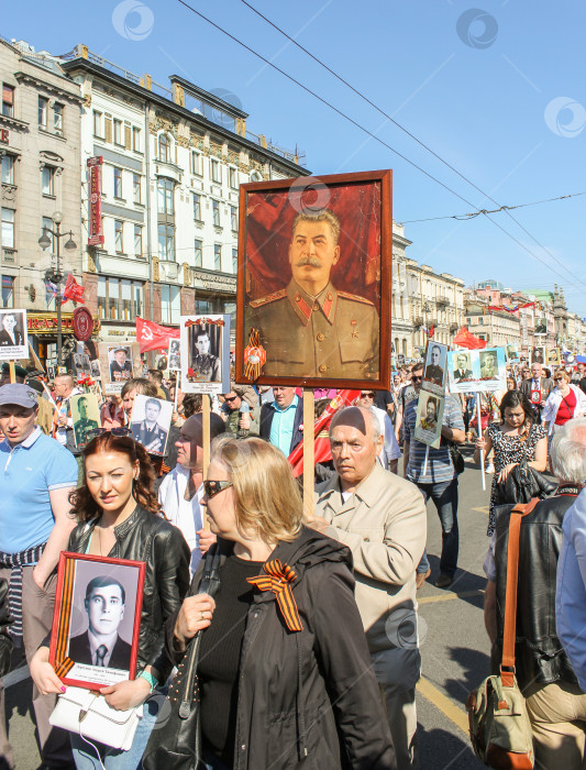 Скачать Человек с портретом Сталина. фотосток Ozero