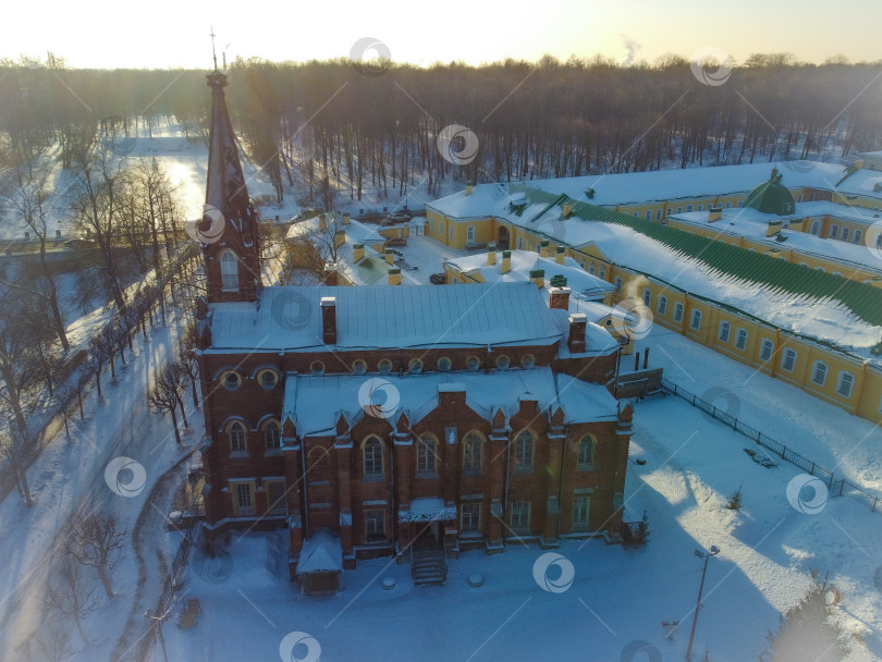 Скачать Лютеранская кирха, Церковь Воскресения Христова в Пушкине, вид с высоты. фотосток Ozero