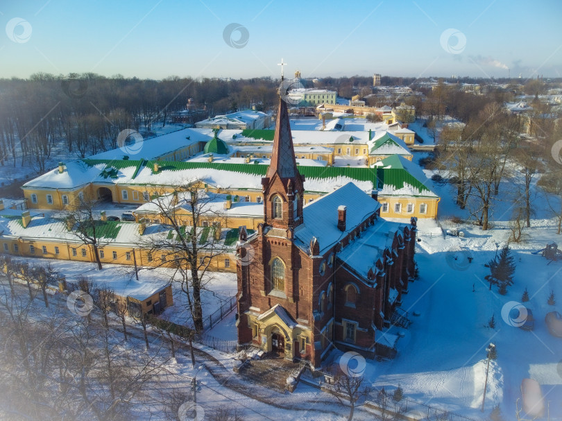 Скачать Лютеранская кирха, Церковь Воскресения Христова в Пушкине, вид с высоты. фотосток Ozero