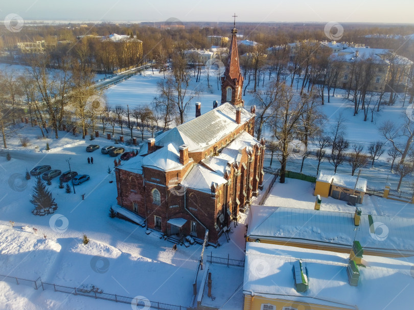 Скачать Лютеранская кирха, Церковь Воскресения Христова в Пушкине, вид с высоты. фотосток Ozero