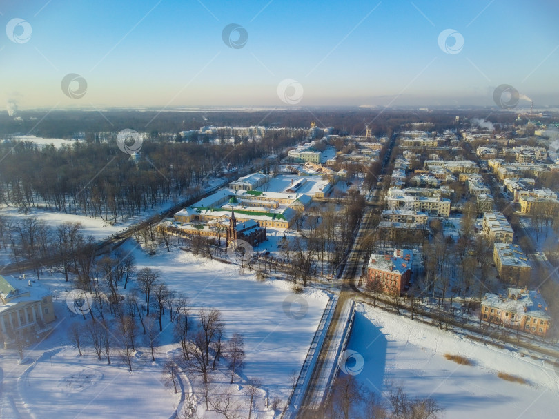 Скачать Лютеранская кирха и город Пушкин с высоты зимой. фотосток Ozero