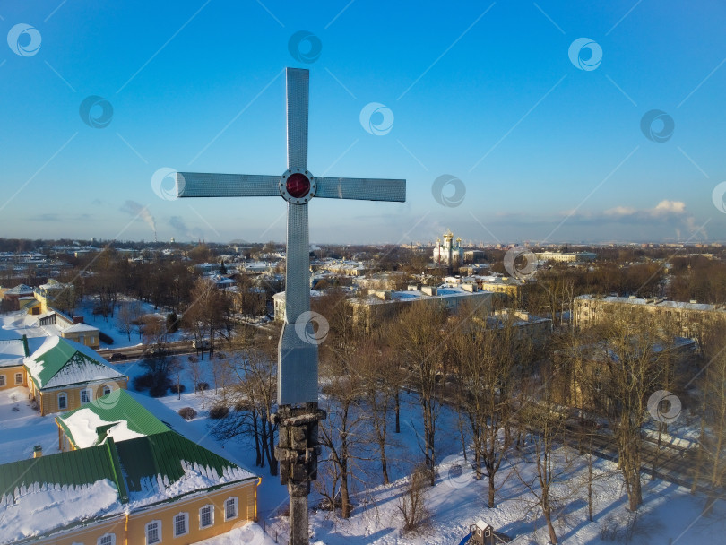 Скачать Христианский крест на башне кирхи в Пушкине. фотосток Ozero