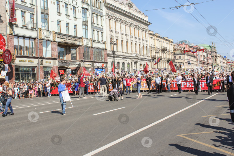 Скачать Очередь людей с длинным транспарантом. фотосток Ozero