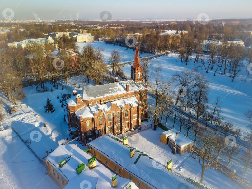 Скачать Лютеранская кирха, Церковь Воскресения Христова в Пушкине, вид с высоты. фотосток Ozero