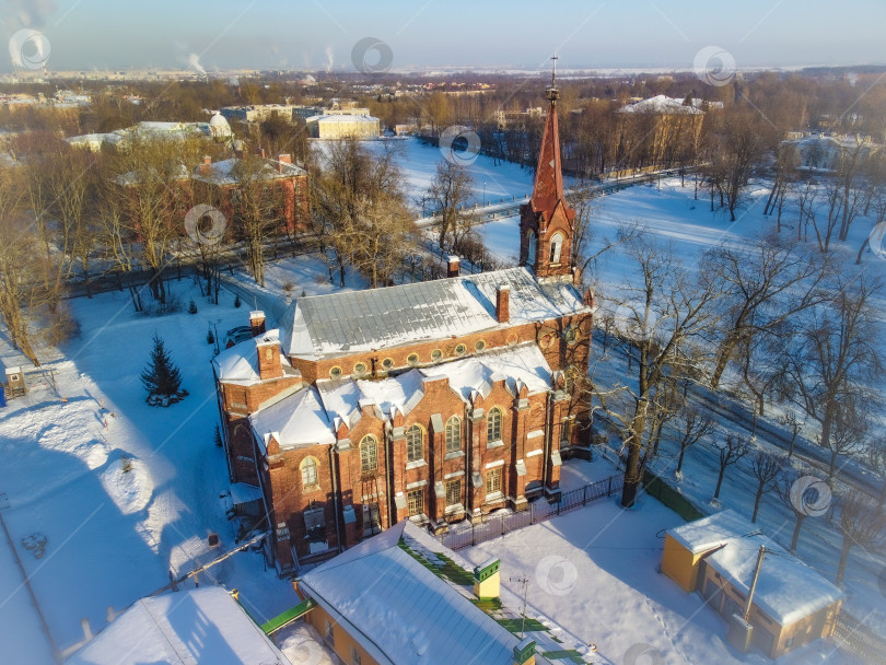 Скачать Лютеранская кирха, Церковь Воскресения Христова в Пушкине, вид с высоты. фотосток Ozero