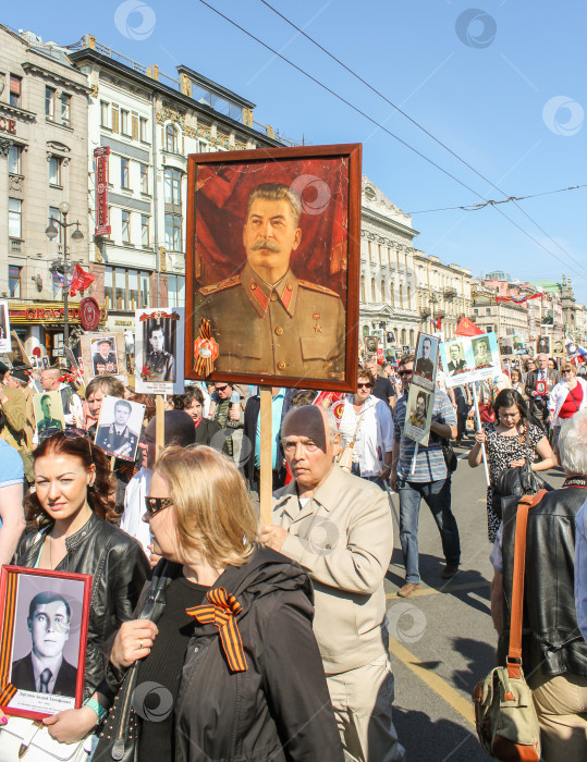 Скачать Мужчина, несущий портрет Сталина. фотосток Ozero